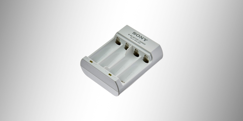 Carregador de Pilha para 4 Unidades USB AA/AAA, Sony, Branco