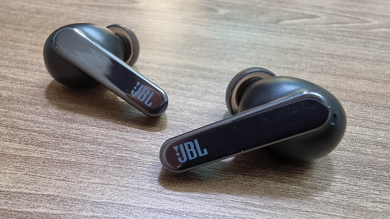 Review JBL Live Pro 2: muita bateria, cancelamento de ruídos e som potente