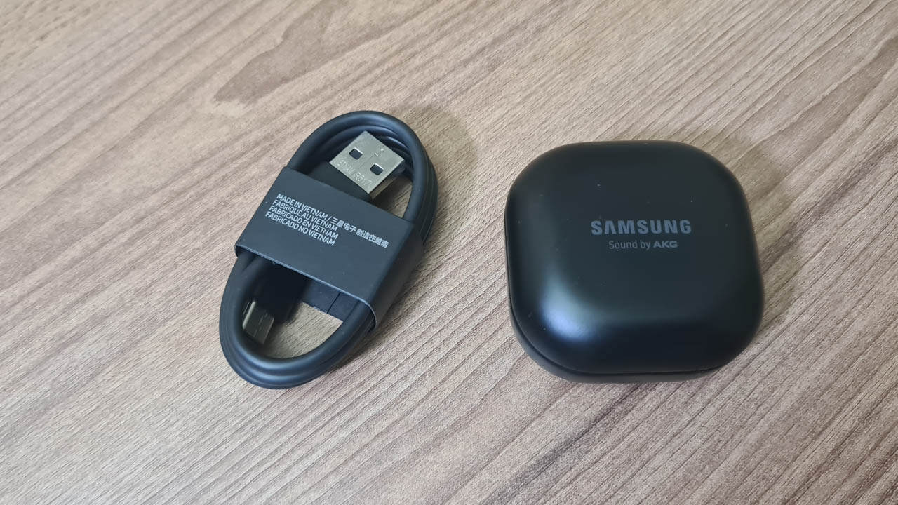 O estojo do Galaxy Buds Pro tem entrada USB-C
