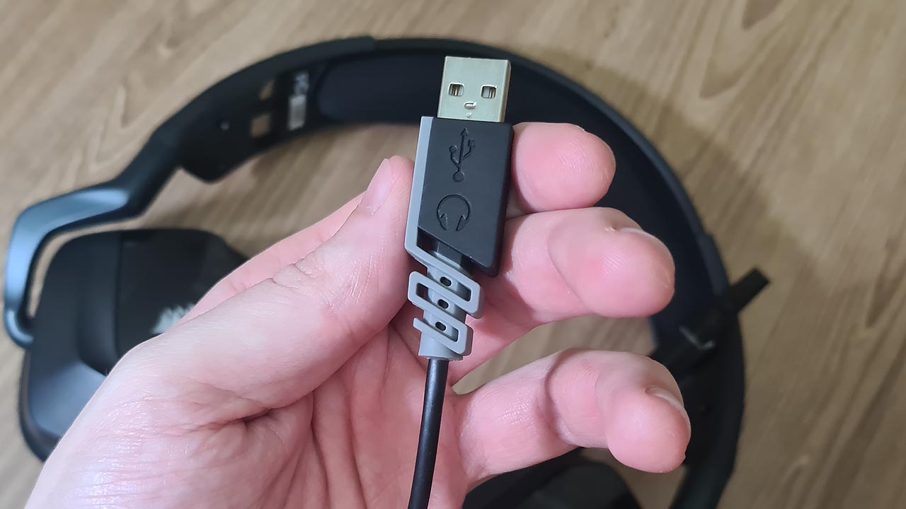 Cabo USB do headset com acabamento emborrachado