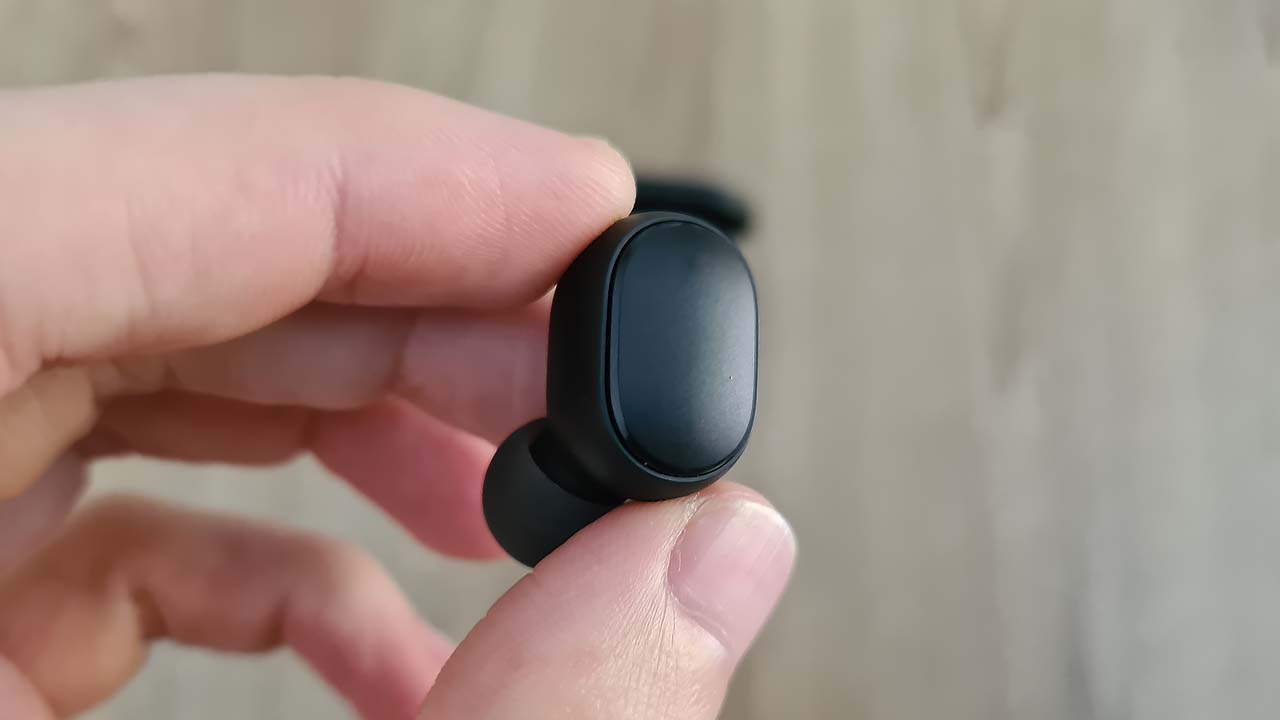 O Xiaomi Mi True Earbuds Basic 2 é leve e pequeno