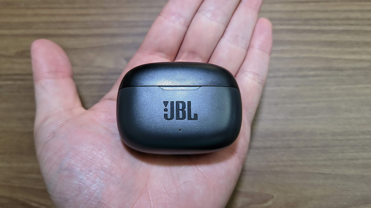 O estojo do fone JBL é leve e compacto