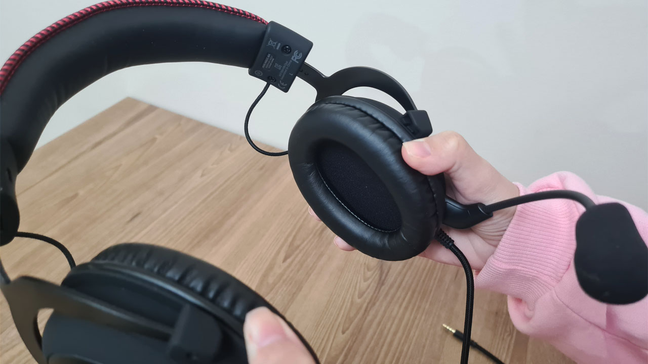 Esse headset possui conchas que cobrem toda a orelha
