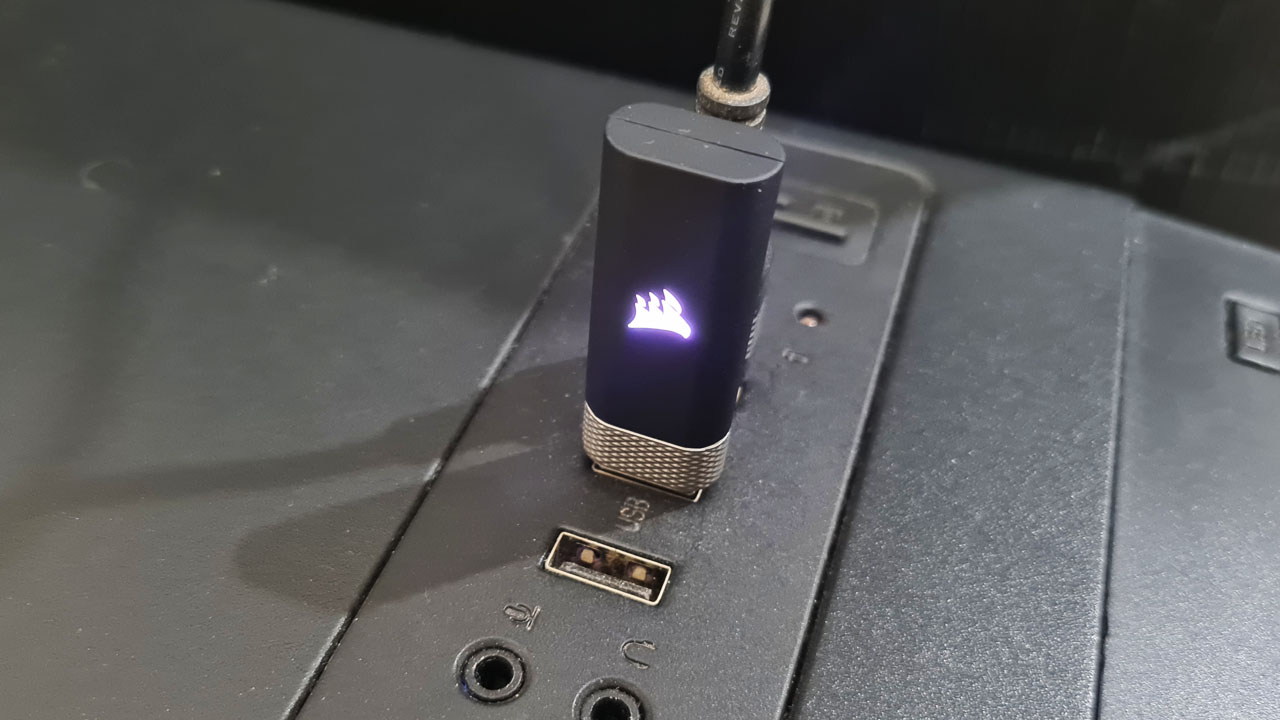 O dongle USB liga uma luz para mostrar que está conectado