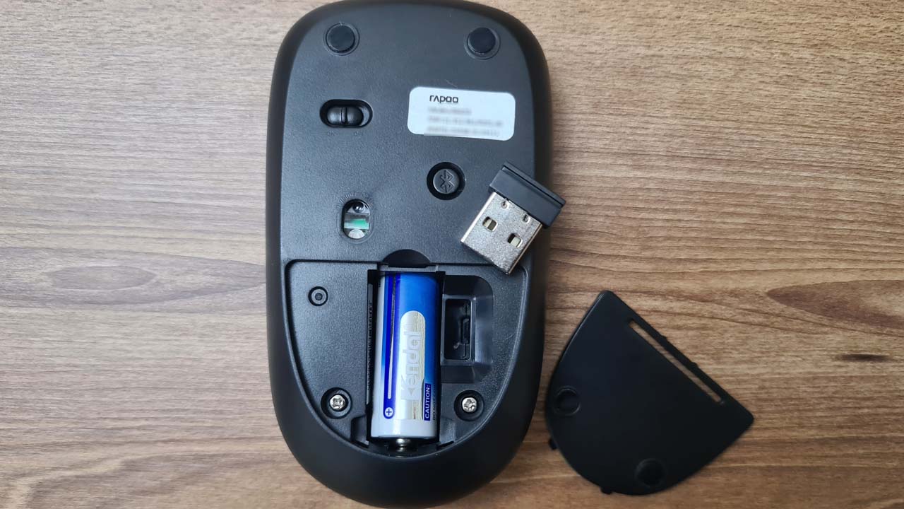 O dongle USB do kit fica guardado dentro do mouse