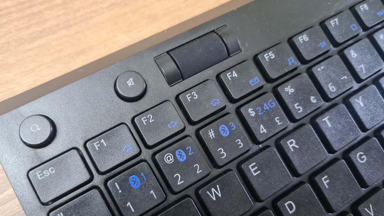 O teclado Rapoo 8050T tem padrão ABNT2 com Ç e acentos