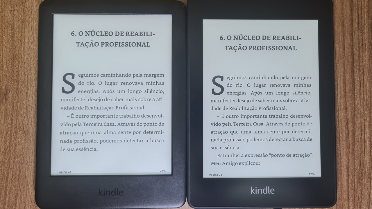 À esquerda, Kindle 10ª Geração com 167 ppi, à direita, Kindle Paperwhite com 300 ppi
