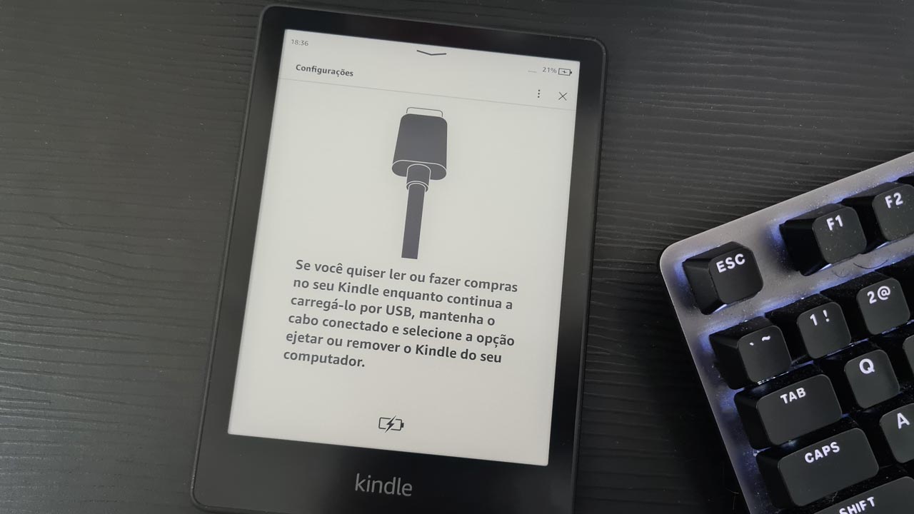 O novo Kindle Paperwhite leva 5 horas para carregar completamente pelo computador ou 2,5 horas no adaptador de tomada