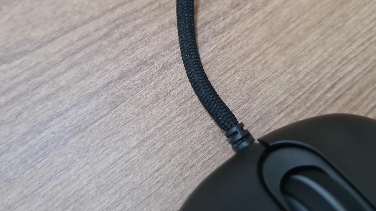 O mouse gamer da Sharkoon tem um cabo resistente e flexível