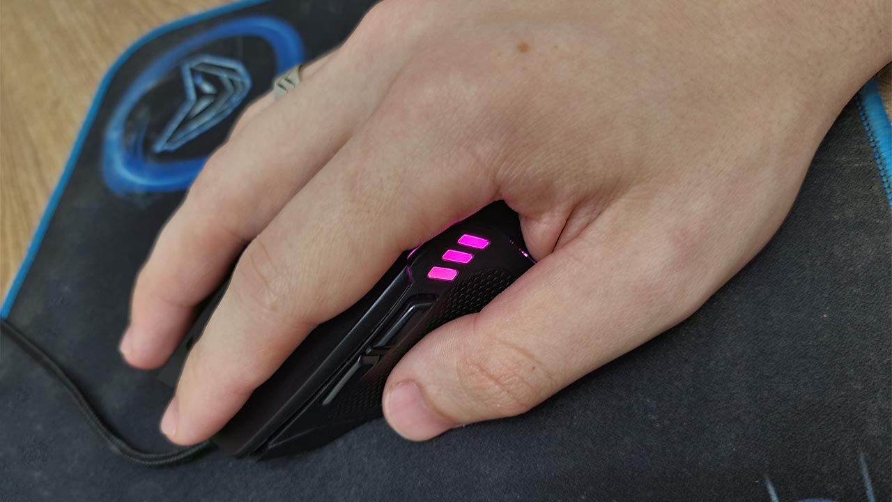 O Fortrek Vickers RGB é um mouse confortável para uso em jogos ou no dia a dia